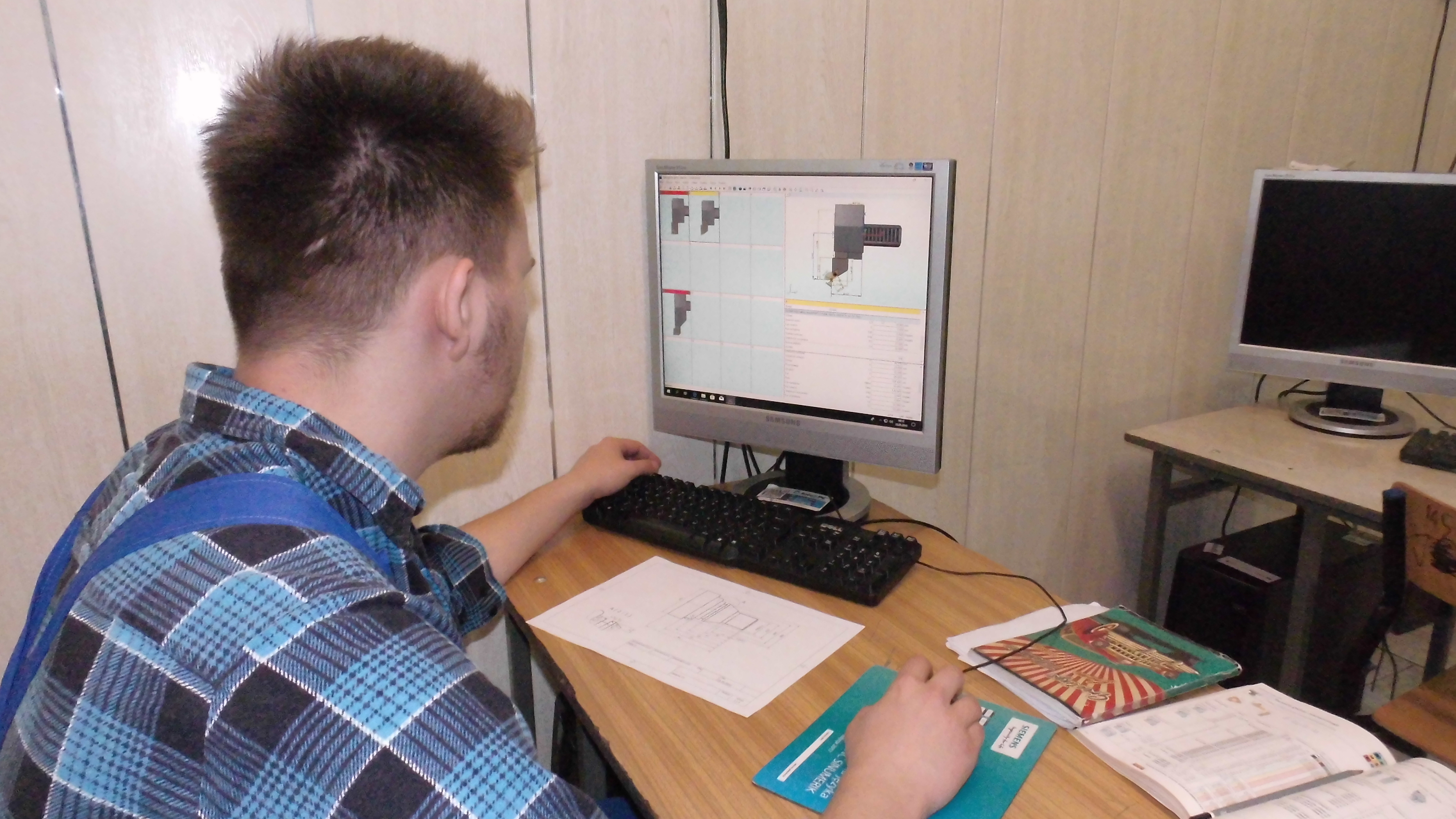 Uczeń realizujący praktyczną naukę zawodu w Pracowni komputerowego programowania obrabiarek CNC