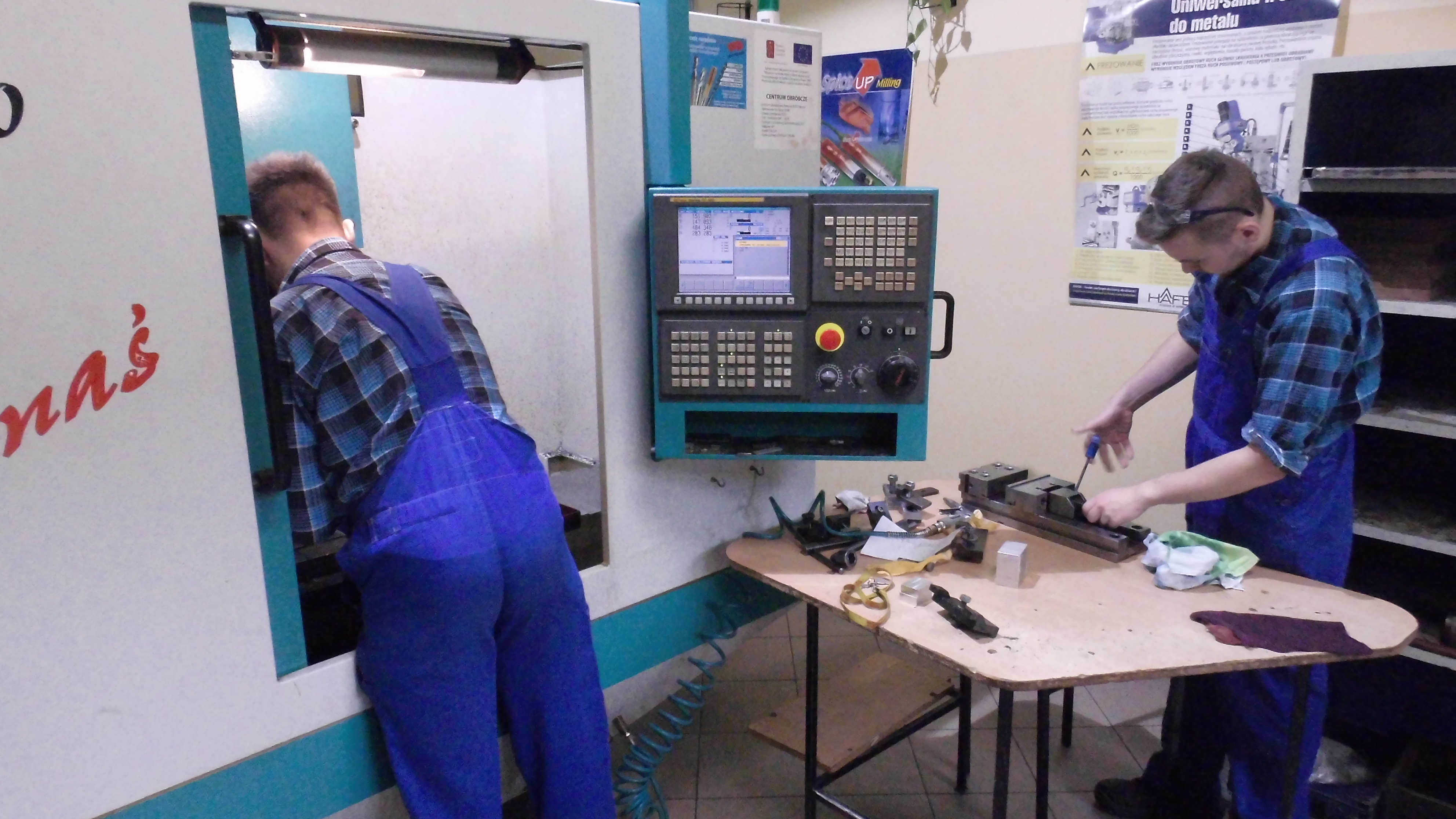 Uczniowie realizujący praktyczną naukę zawodu w Pracowni obróbki mechanicznej